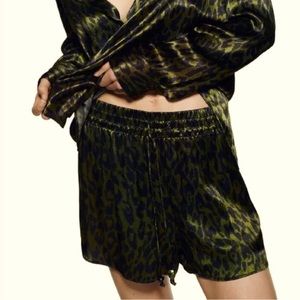 ZARA SATIN EFFECT LEOPARD PRINT SHORTS
GREEN SIZE SMALL BRAND NEW WITH TAGS